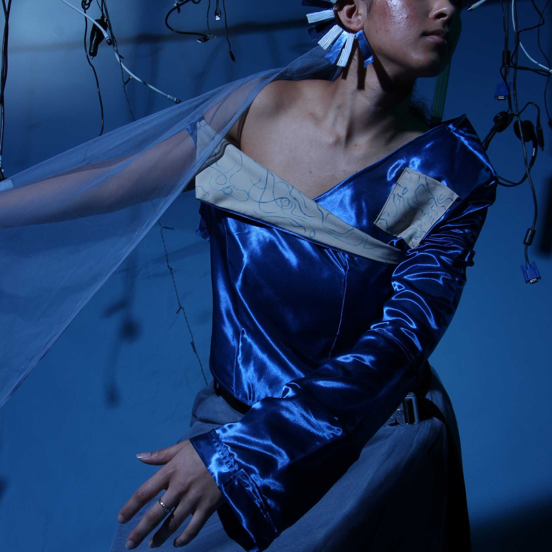 This top was made for a collaboration project “Stratum Q”, based on the concept of “Techno-Nature”. From this overarching title, the garment communicates the impact of technology (blue) on human nature (beige), where technology consumes our authenticity leaving it patchy and hidden.